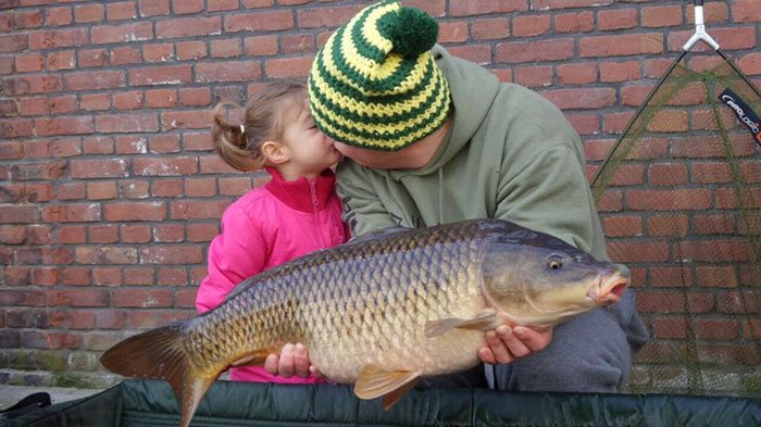 Love! Danny Mastenbroek en zijn dochtertje poseren samen met een schub.
