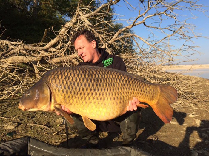 Koen met 1 van de vele vissen van het Franse stuwmeer.