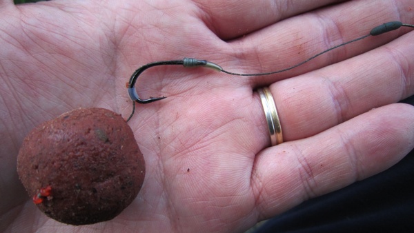 Neem een stukje silicone van 3mm om het blow back gedeelte te creëren, diameter van de soepele silicone is te bepalen aan de hand van de haakgrote die je gebruikt!