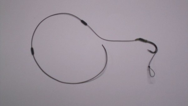 Breng twee Korda sinkers of blupjes kneedbaar lood aan op je onderlijn.