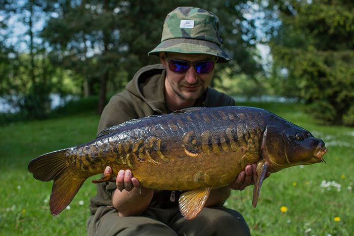 Oli Davies, een liefhebber van karpervissen, de natuur, fotografie én de Fortis brillen.