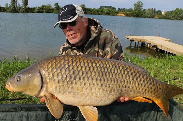 Ook Leon Hoogendijk vist nog altijd fanatiek! Hier met een schub van de rivier de Saone!