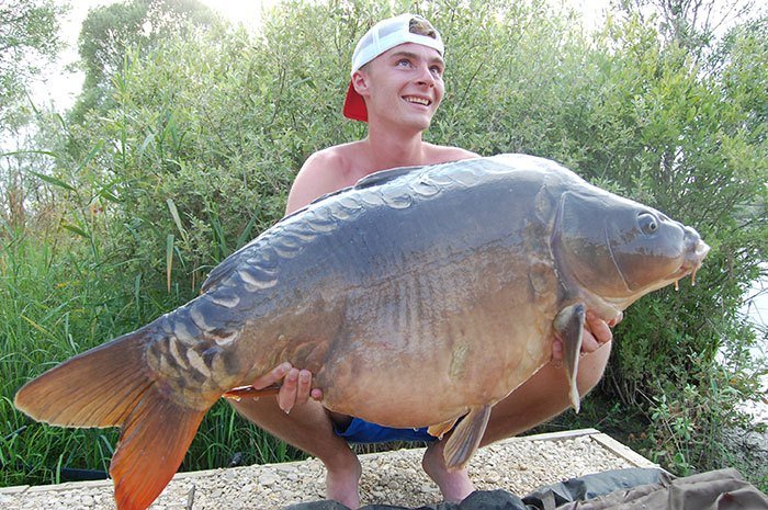 Daan van Breda met de 37 ponder die hem van harte is gegund.