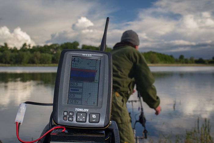 Na het droppen van het aas op exact 60 meter, dobbert de voerboot rond, terwijl ik me hengel in orde maak. De route vanaf de kant is duidelijk zichtbaar op de kaart.