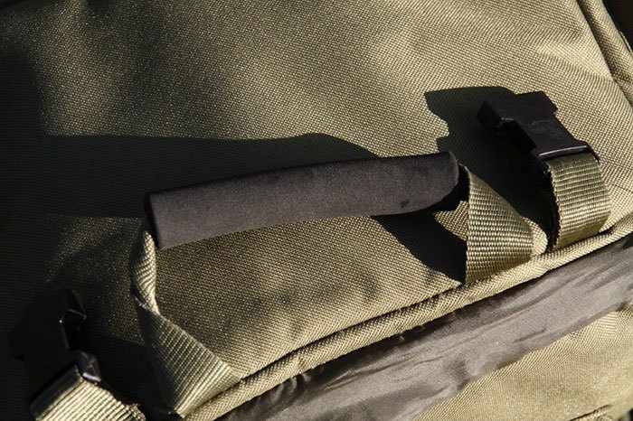 De Rucksack is voorzien van stevige hengsels.