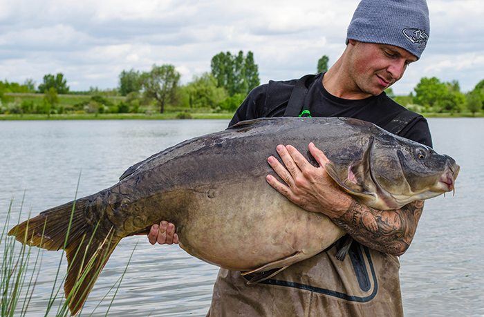 Na ongeveer een half uur vliegt de hengel die gepositioneerd was op slechts een halve meter ervandoor.