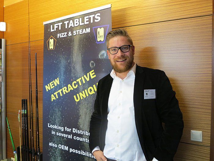 Gijs voor de banner van de LFT Tablets.