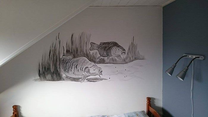 Creativiteit op de muur van Cornelis z'n slaapkamer.