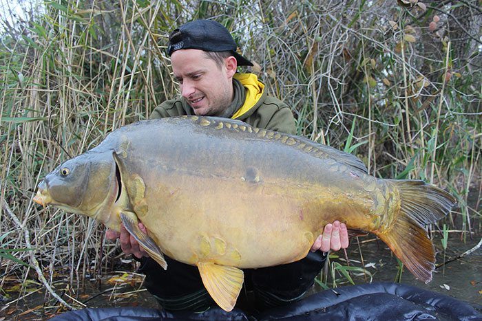 Marketing Manager Thomas van Gestel met een van de vele karpers die vielen voor de nieuwe Magic Mango boilie.