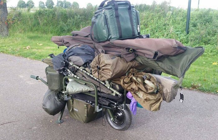 Martijn Voogt gaat nog met regelmaat naar de waterkant. Deze bomvolle trolley laat zien dat hij niet voor een paar uurtjes gaat ;-)