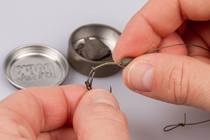 Op de lus knoop komt nu een stuk Dark Matter putty. Deze zal er voor zorgen dat de pop-up mooi uitgebalanceerd wordt.