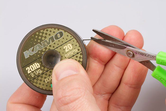 Stap 2: Knip een ruim stuk gecoat onderlijn materiaal af.