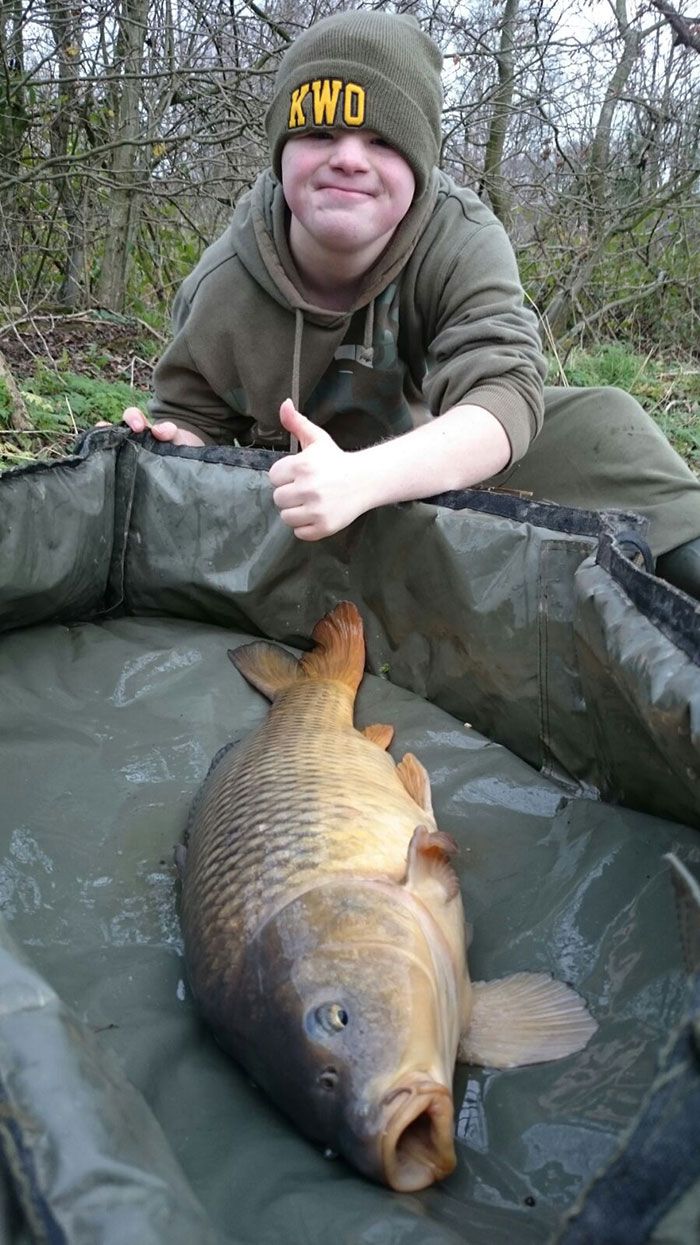 Zo zien we het graag, Sjors die wederom een mooie karper scoort.