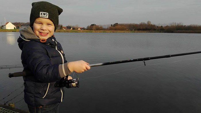 De kerstvakantie is een mooi moment om met je zoontje naar de waterkant te gaan. Dat vond Stieven Buysse ook en hier probeert hij het karpervirus alvast een beetje over te brengen ;-)