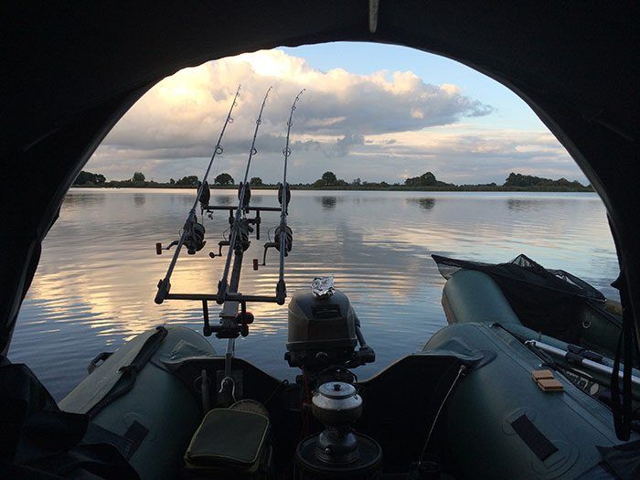 Bootvissen is HOT en dat merken de mannen van Carp Boat Adventures. Met vrienden willen ze nu een gezellig weekend organiseren.