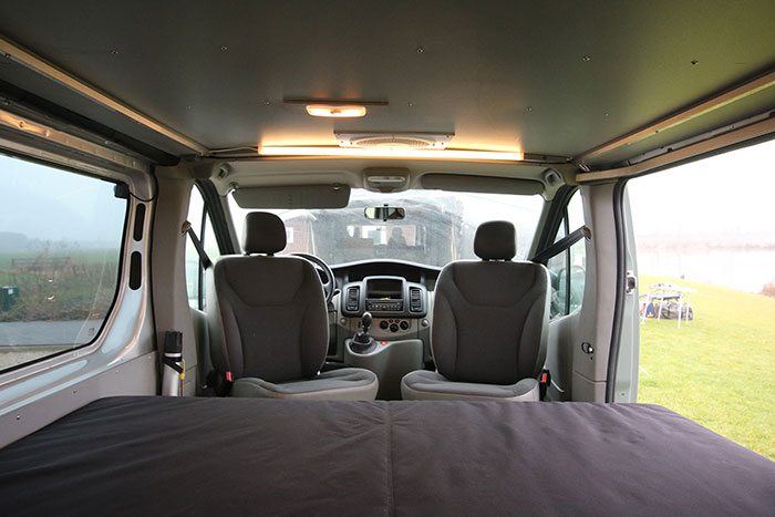 De stoelen kunnen gedraaid worden voor meer comfort.