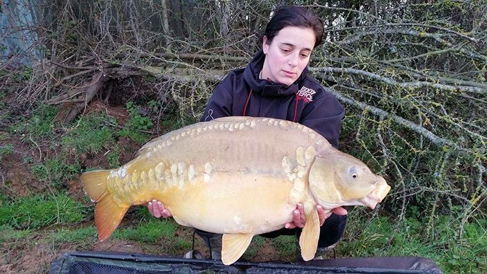 Jenny, de vriendin van Eddy, met een winterse Villedon karper.