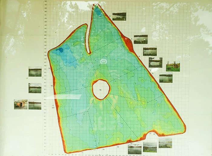 Bij het clubhuis van Grosley hangt een duidelijke dieptekaart van het water. Zeker de moeite waard om een indruk te krijgen van het bodemverloop.