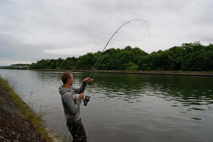 Een drilfoto uit het archief. Niets zo mooi als een kromme hengel aan het kanaal!