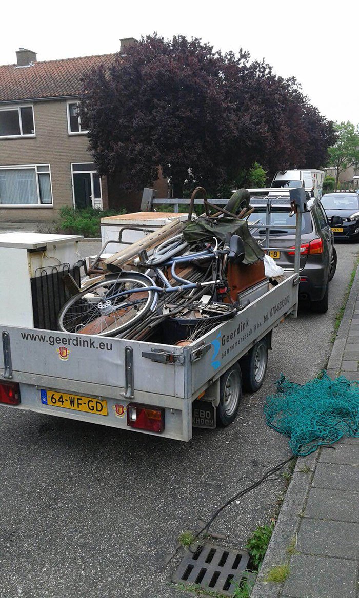 Enorm veel puin werd er weggehaald uit het huis en uit de tuin.
