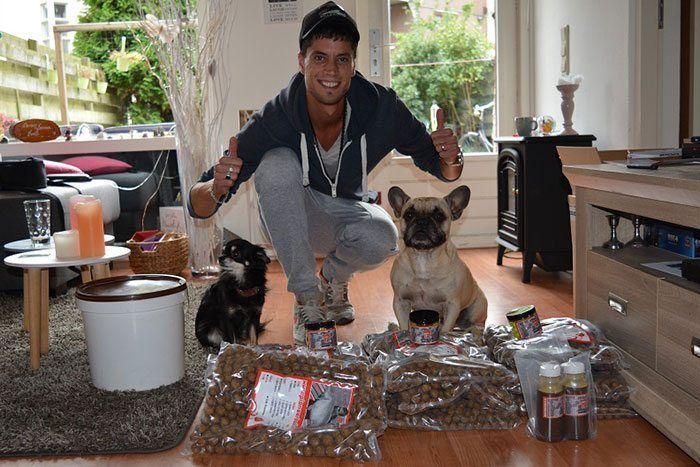 Een gelukkige winnaar met het dikke prijzenpakket van Pioneer Baits!